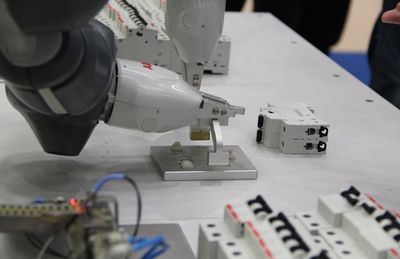 顾纯元:未来工厂中机器人与人并肩工作